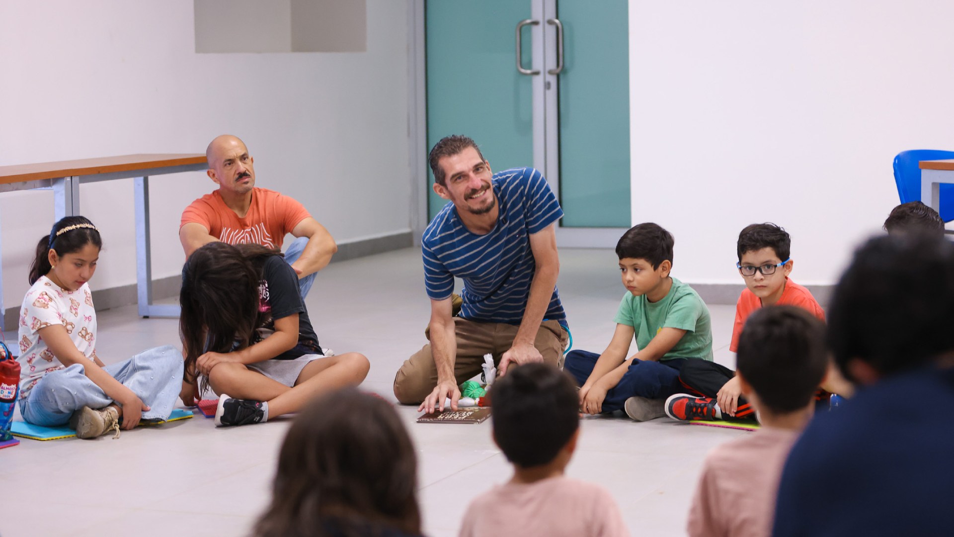 El arte como refugio: Transforman monstruos a través del juego infantil