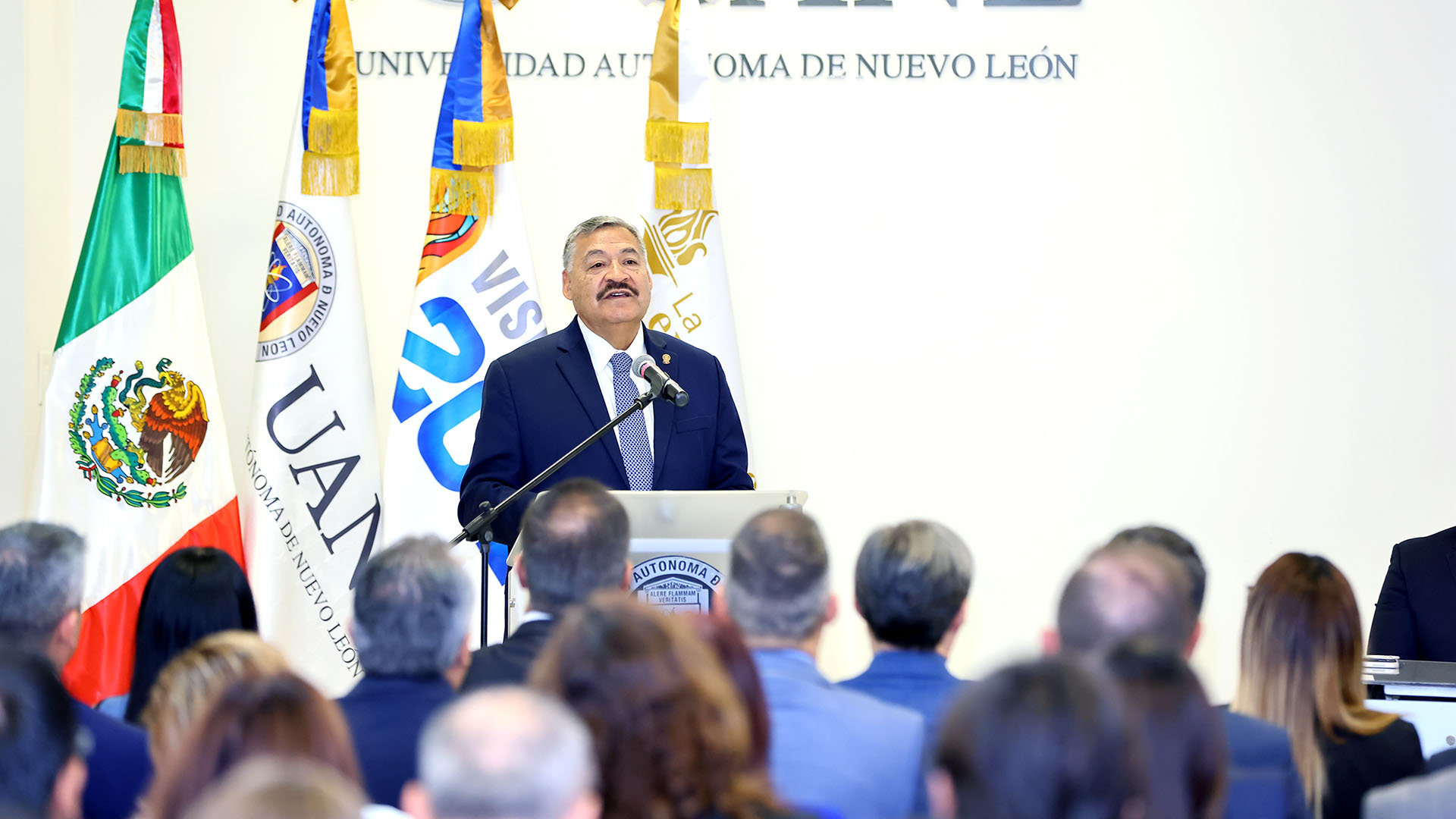Arriban estudiantes nacionales y extranjeros a campus de la UANL