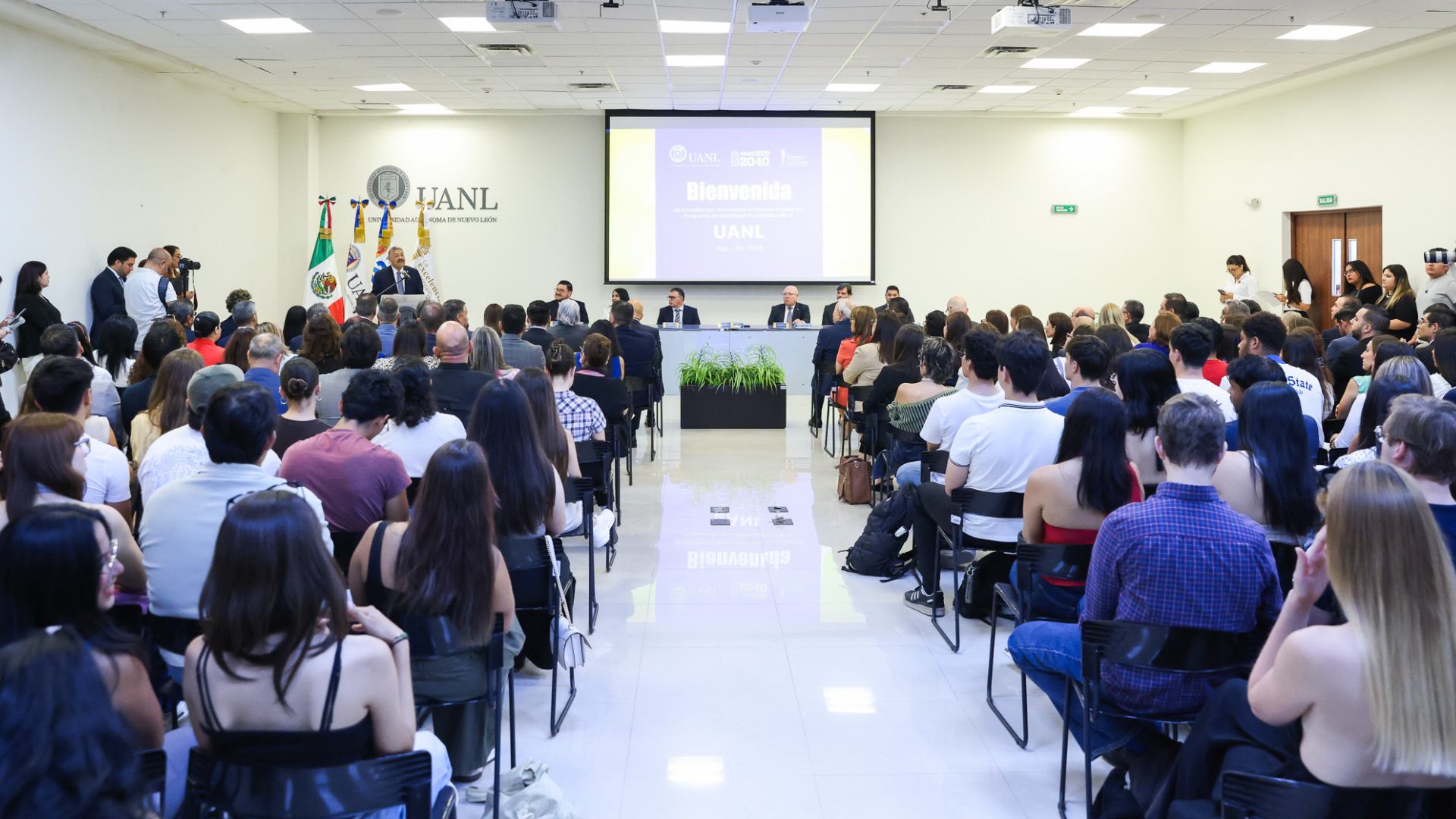 Arriban estudiantes nacionales y extranjeros a campus de la UANL