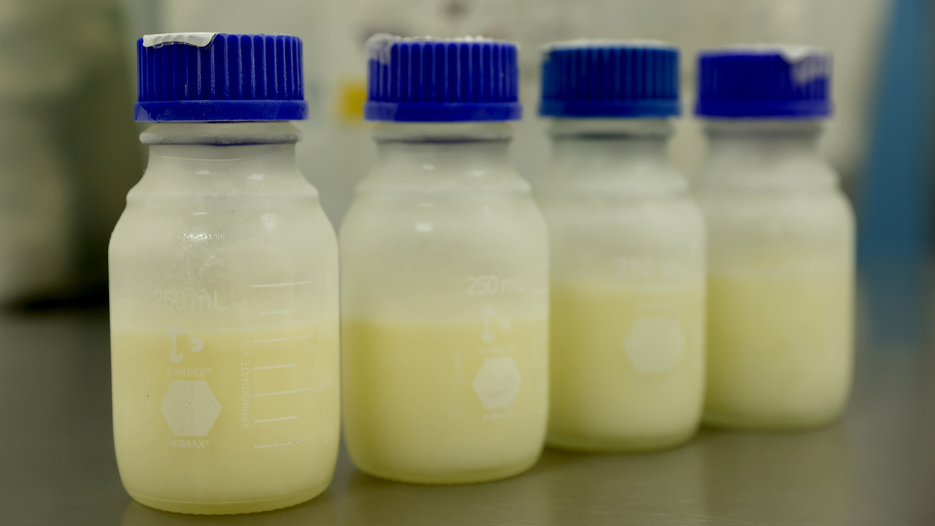 ¿De qué color es la leche materna?
