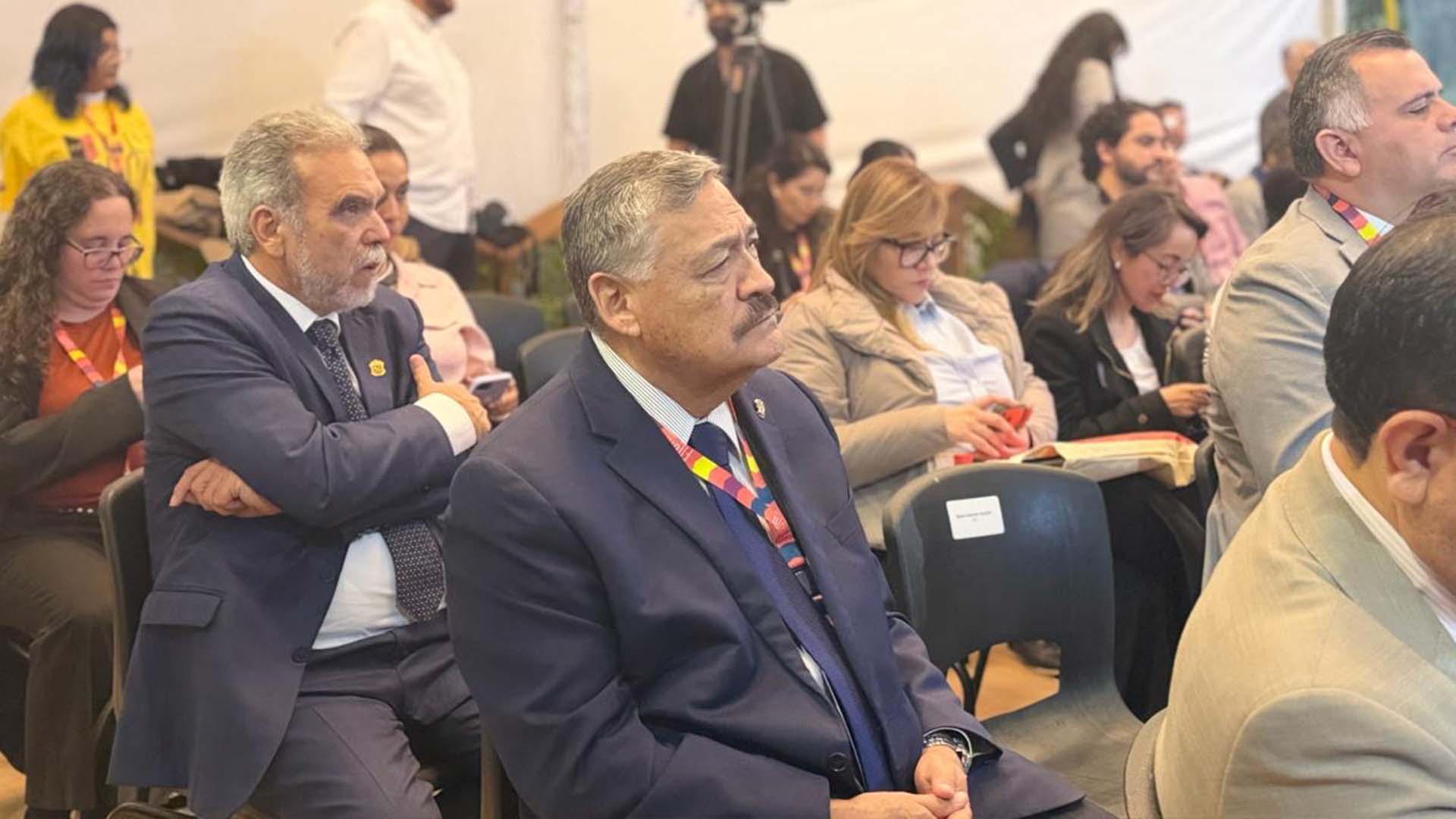 Asiste Santos Guzmán a encuentro sobre edición universitaria