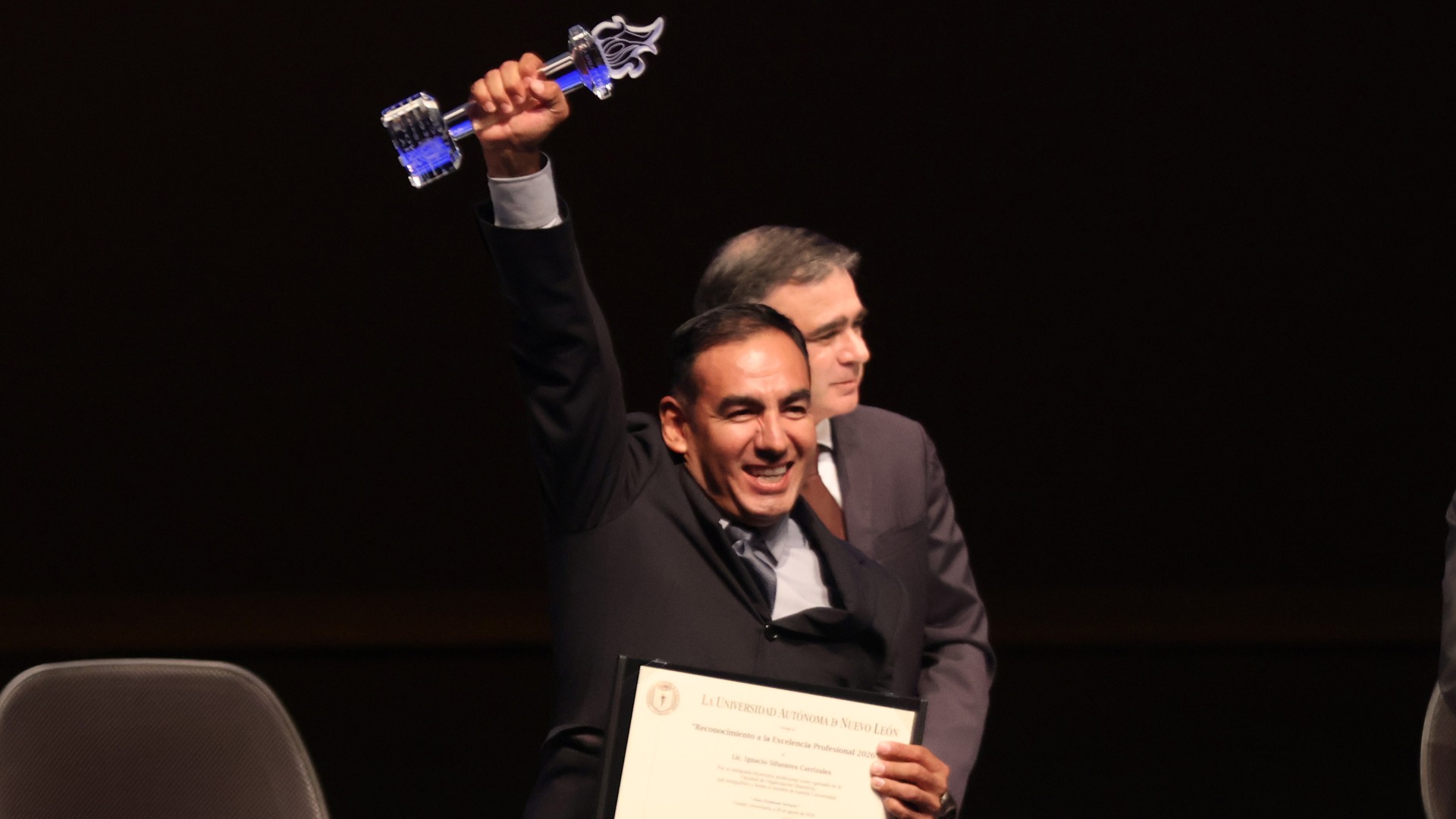 Reconoce UANL excelencia de 38 egresados