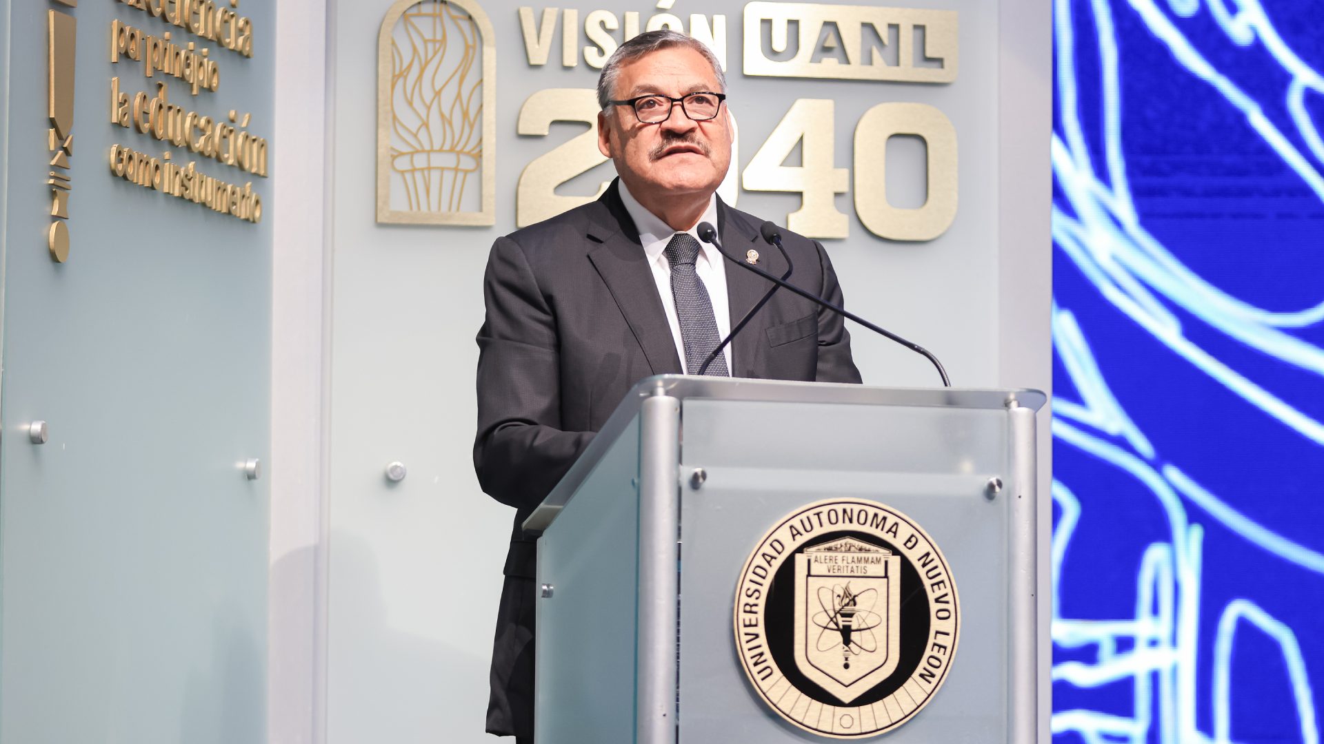 Reconoce UANL excelencia de 38 egresados