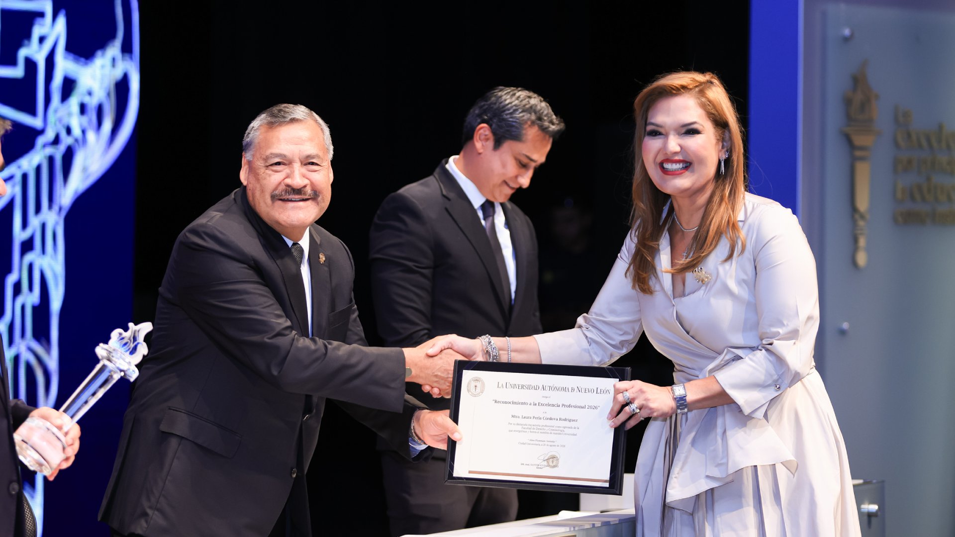 Reconoce UANL excelencia de 38 egresados
