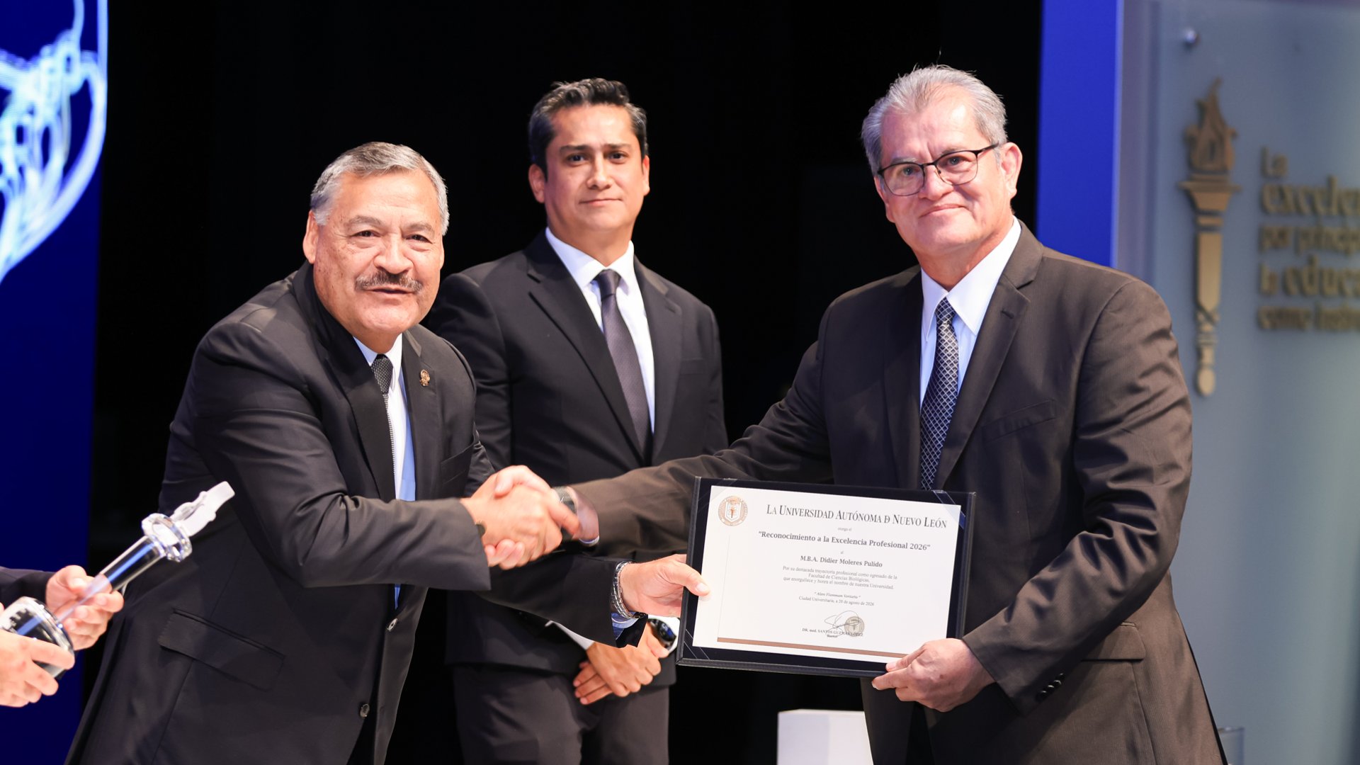 Reconoce UANL excelencia de 38 egresados