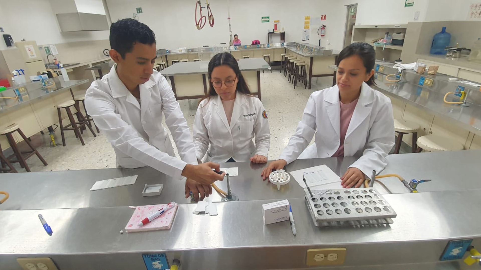 Adentran a estudiantes en la ciencia durante el Verano de Investigación