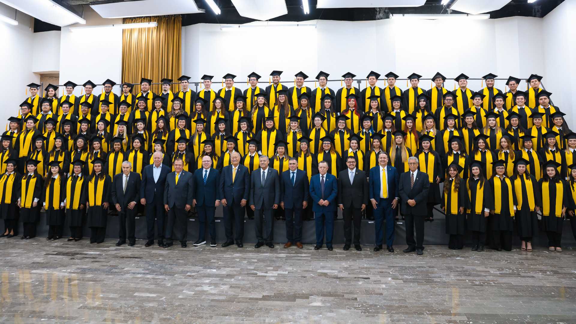 Concluyen su formación profesional apoyados por la Fundación UANL