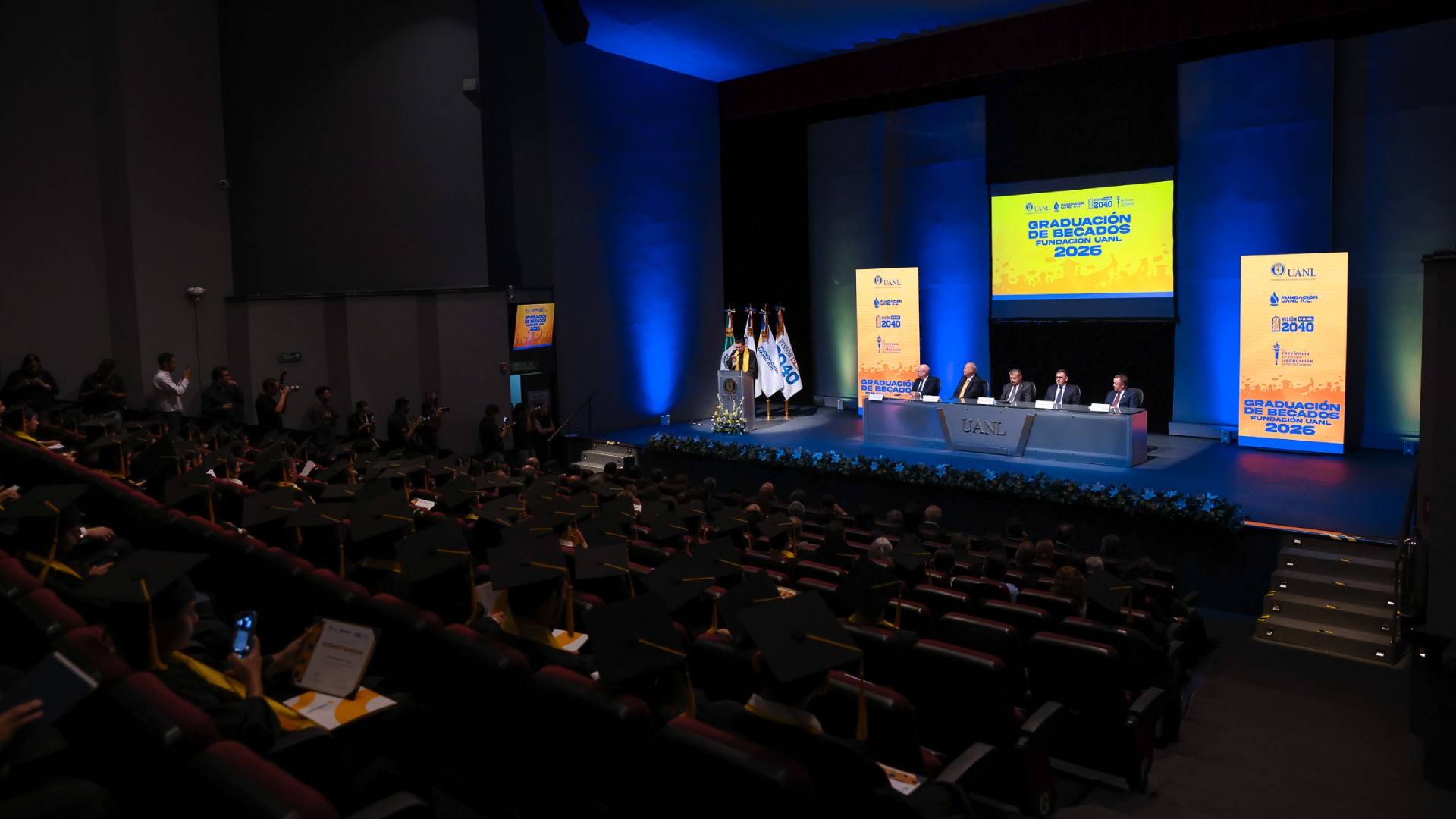 Concluyen su formación profesional apoyados por la Fundación UANL