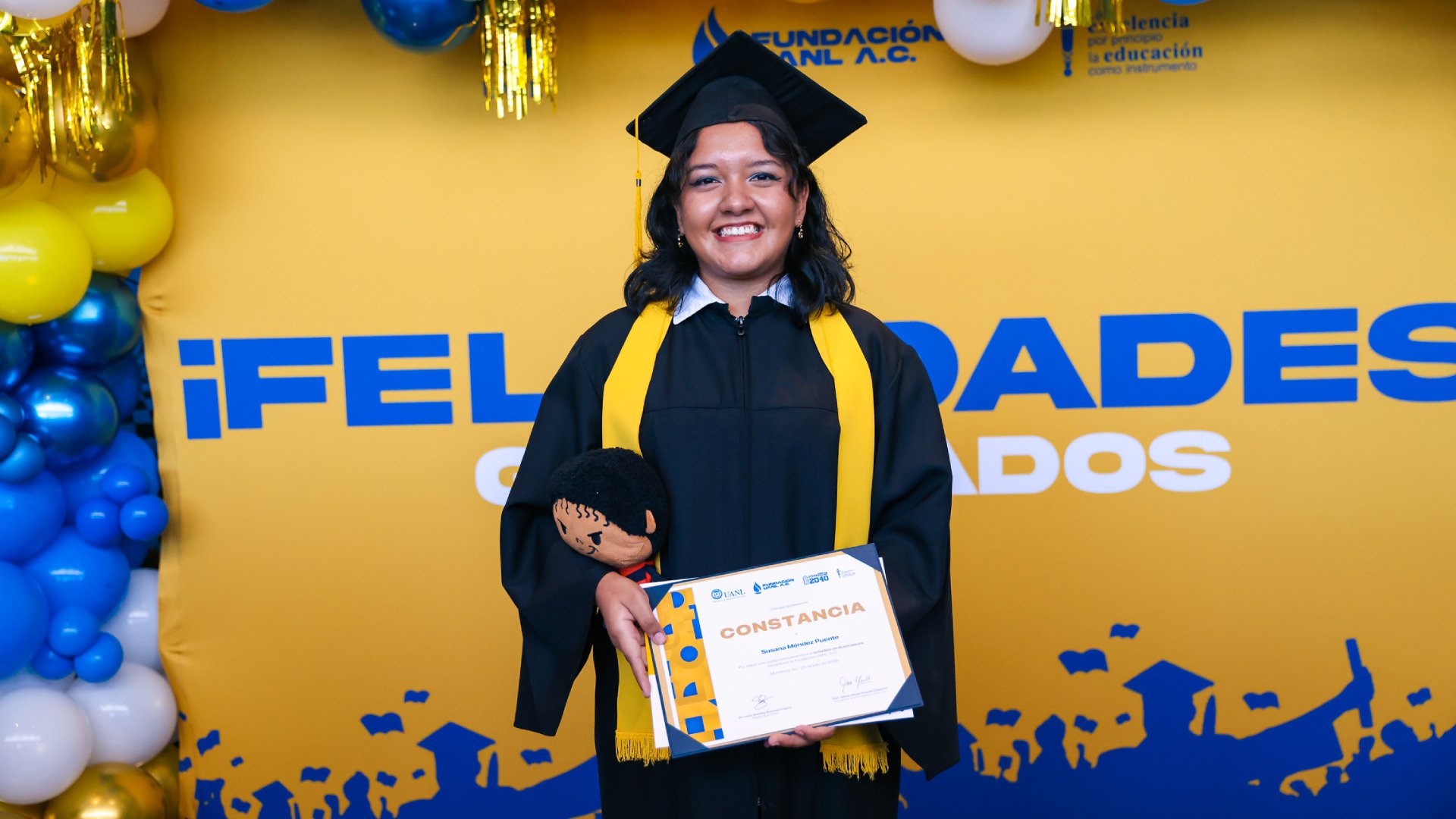 Concluyen su formación profesional apoyados por la Fundación UANL