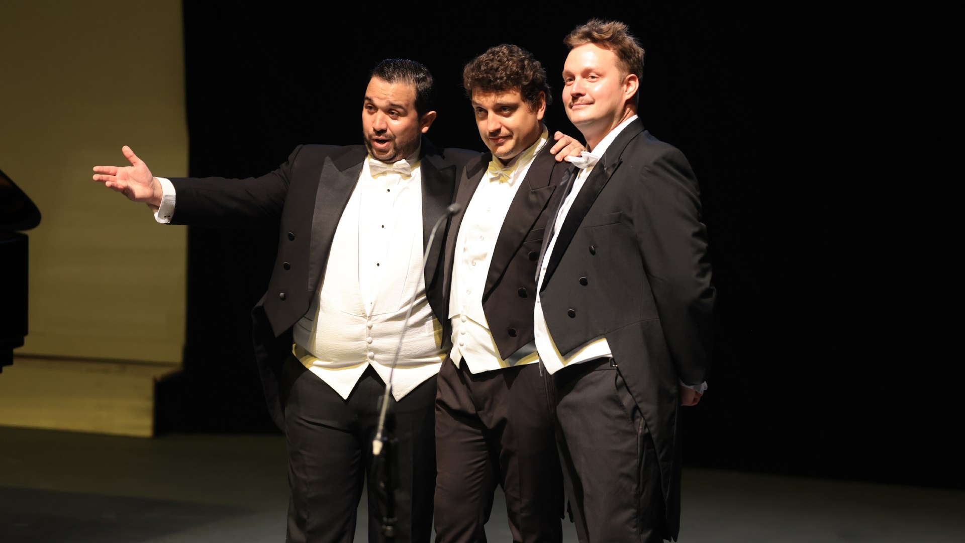 Voces de distintas latitudes cantan por el Hospital Universitario