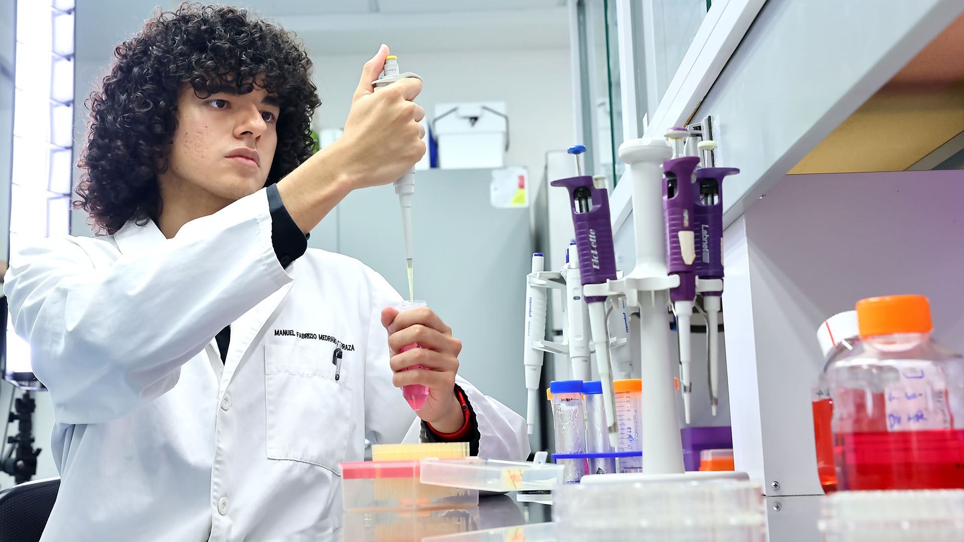 Adentran a estudiantes en la ciencia durante el Verano de Investigación