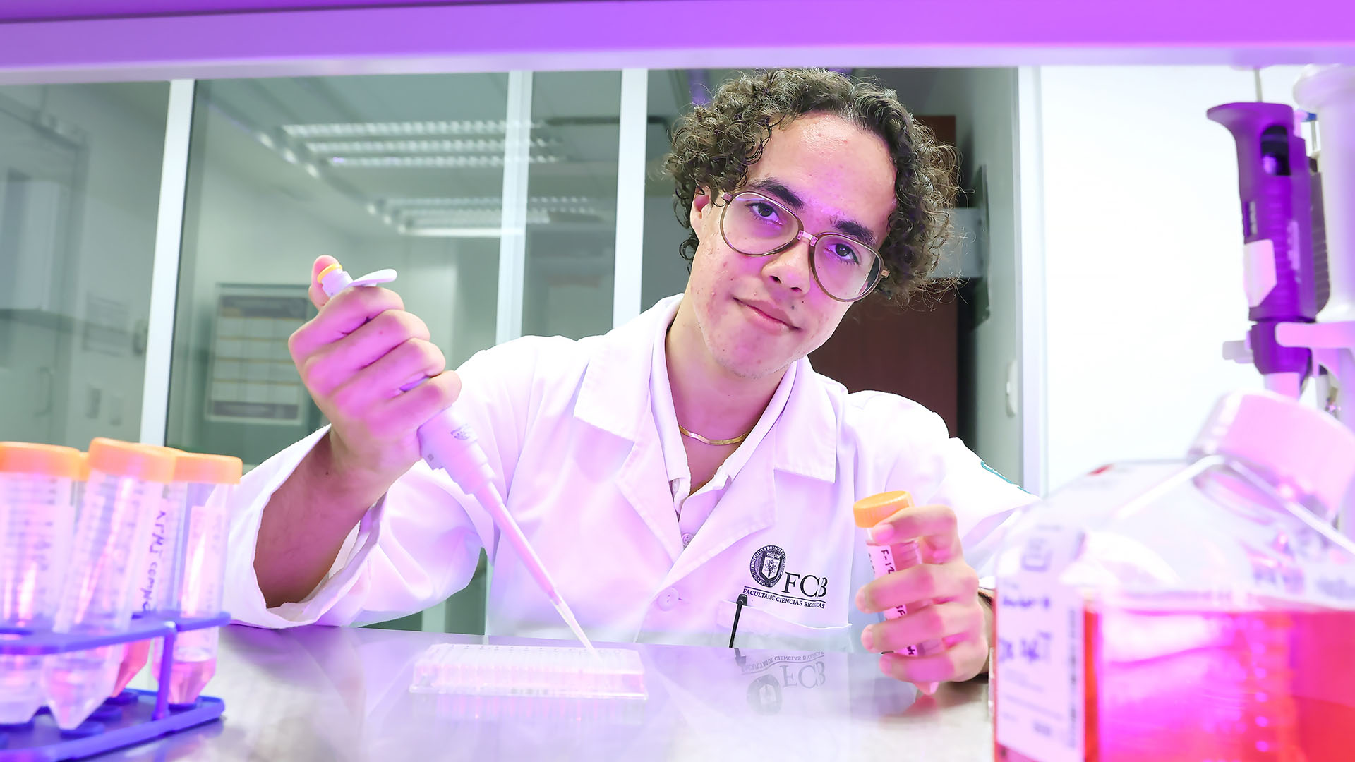 Adentran a estudiantes en la ciencia durante el Verano de Investigación