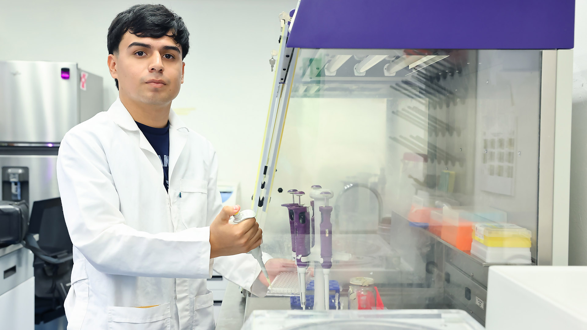 Adentran a estudiantes en la ciencia durante el Verano de Investigación
