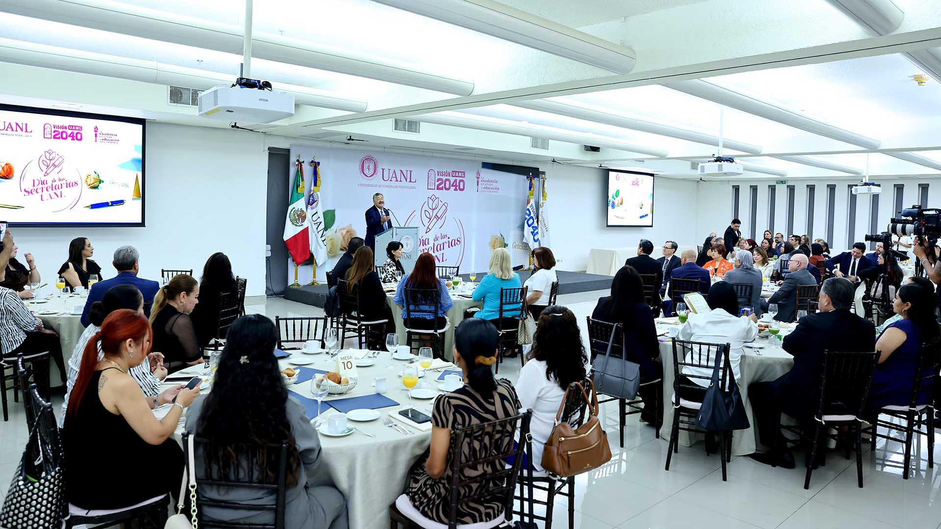 Celebran vocación de servicio en el Día de las Secretarias
