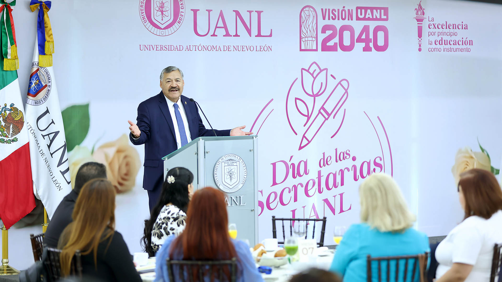 Celebran vocación de servicio en el Día de las Secretarias
