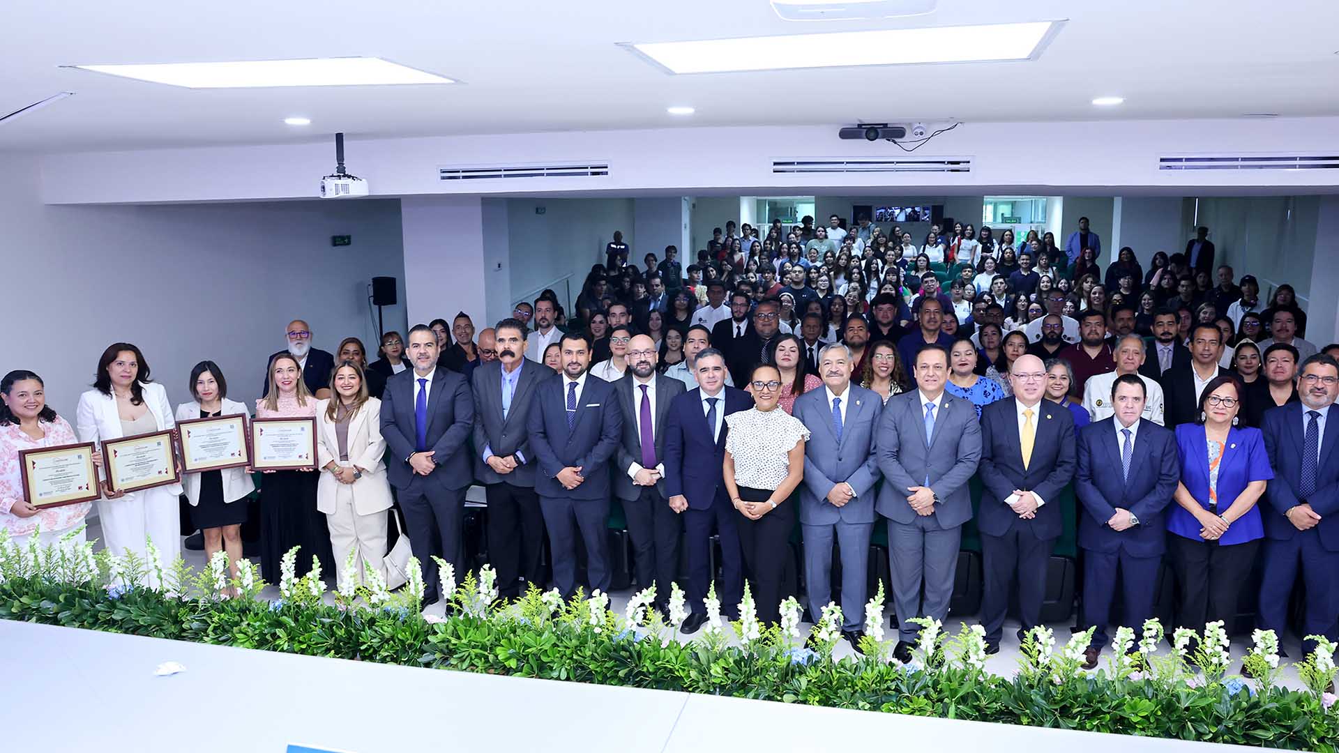 Reciben acreditación cuatro programas de licenciatura en la FFYL