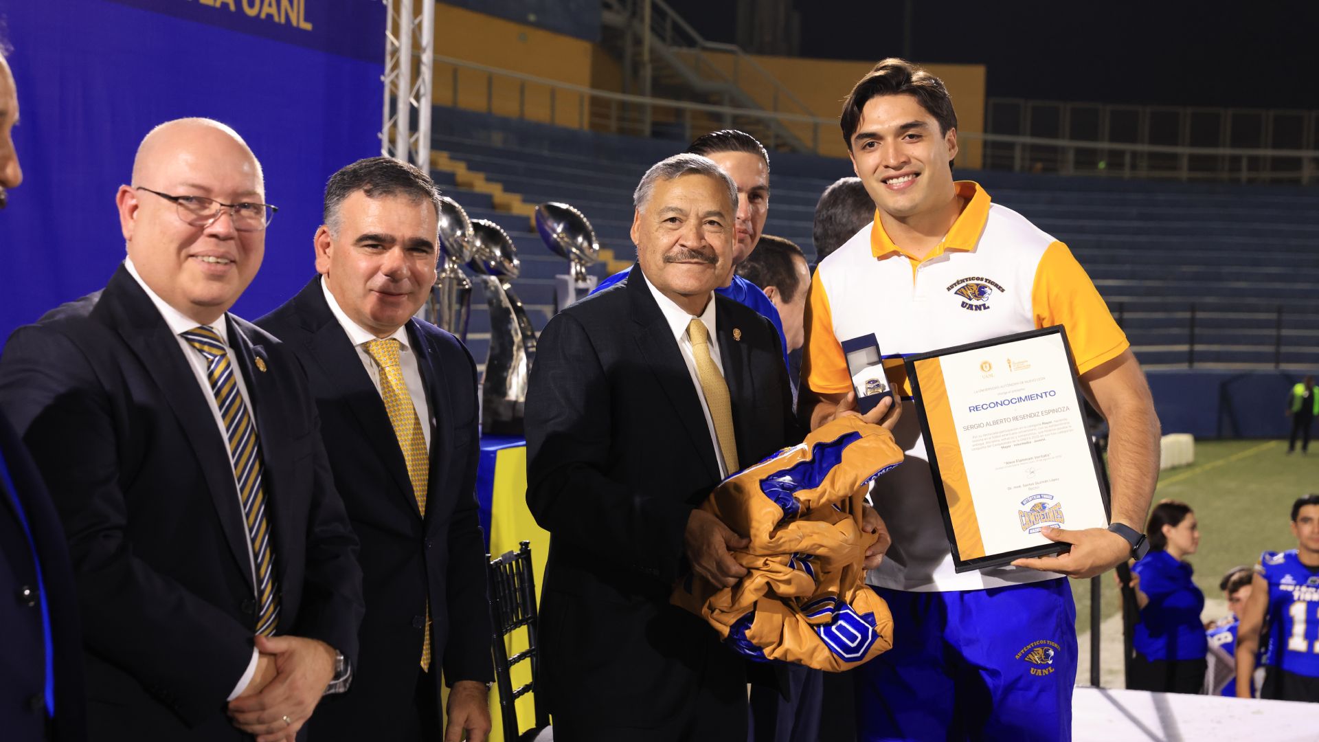 Reconoce UANL a los Auténticos Tigres campeones