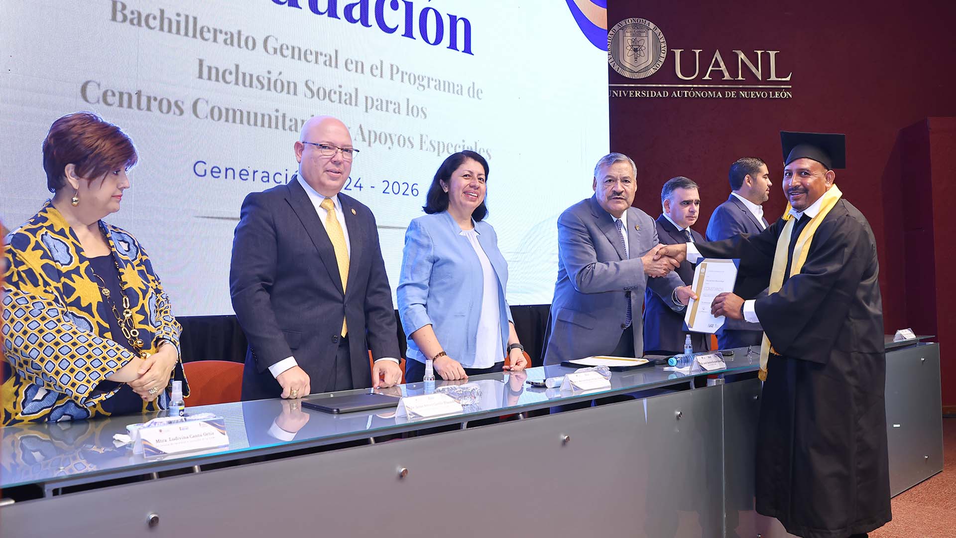 Concluyen bachillerato UANL en centros comunitarios