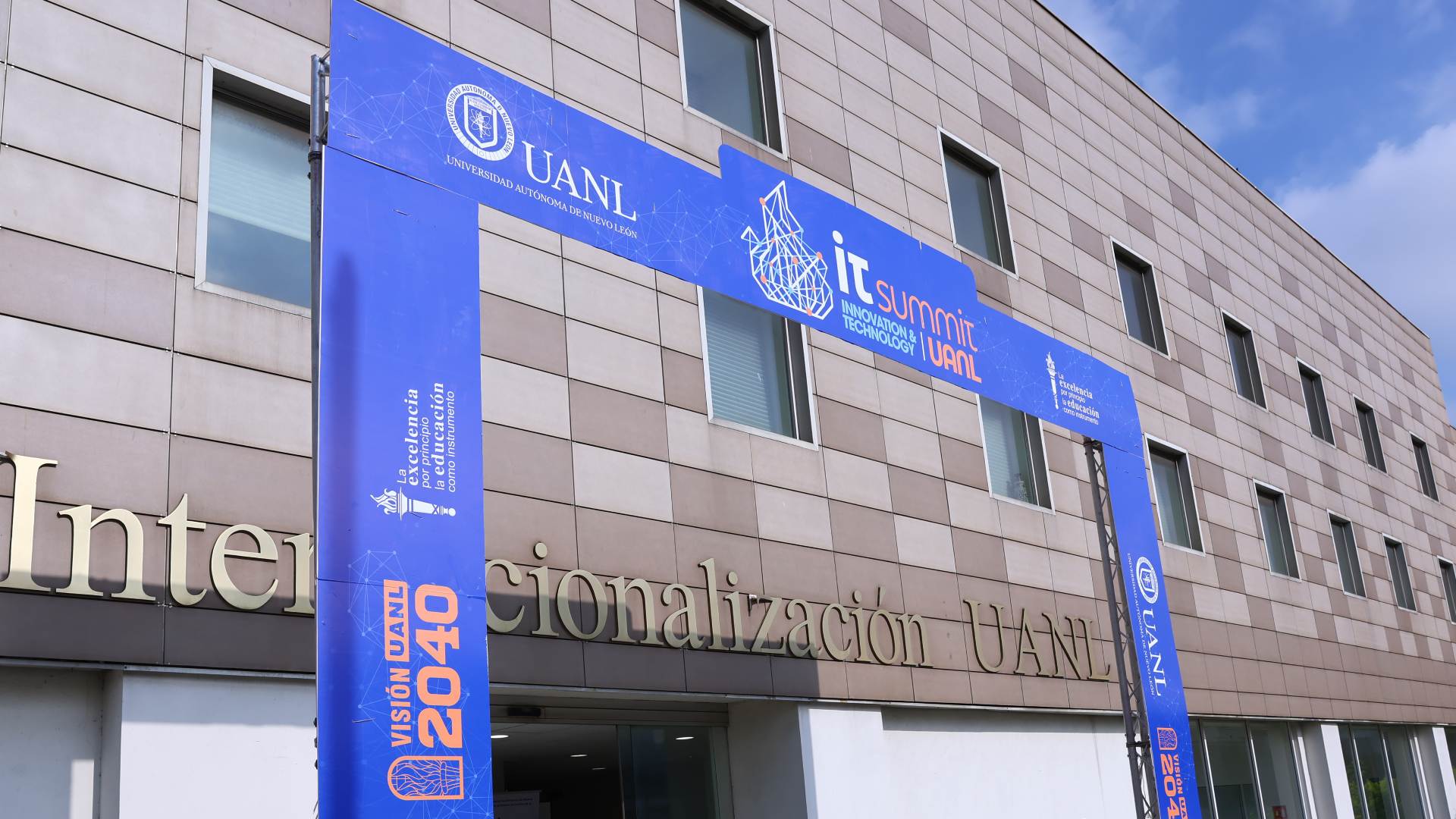 UANL abre diálogo sobre inteligencia artificial y tecnologías en IT Summit