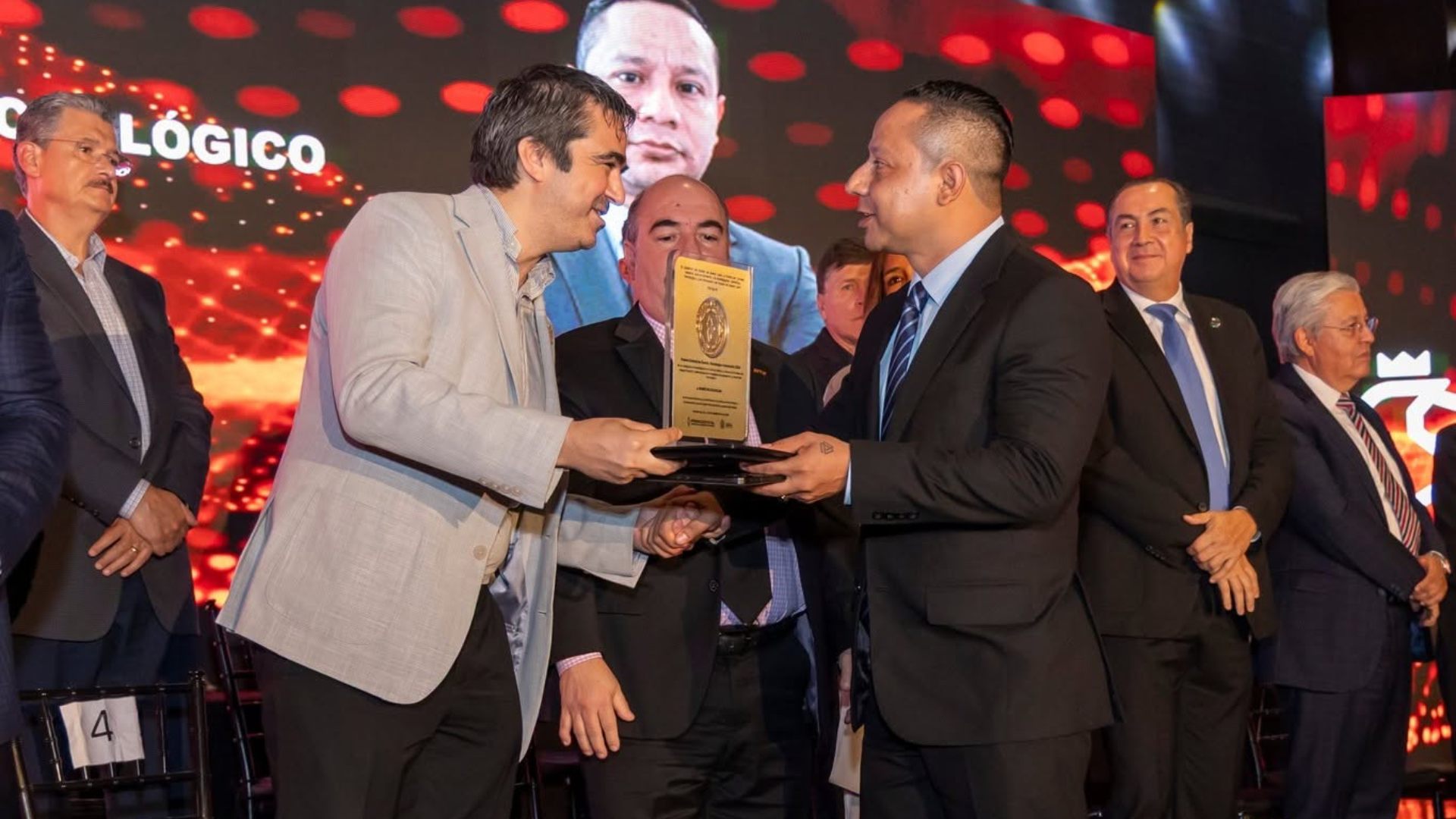 Investigador UANL recibe Premio Estatal de Ciencia, Tecnología e Innovación