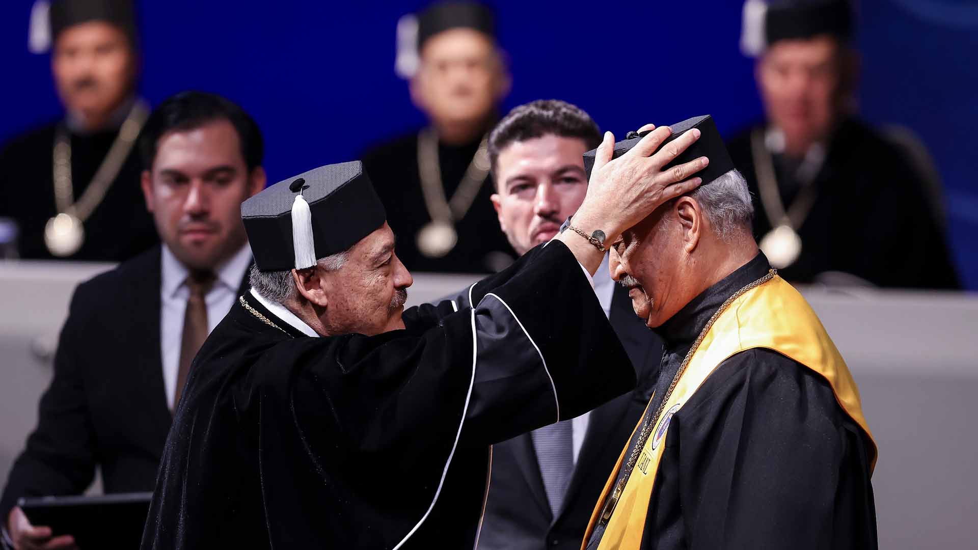 Recibe presidente de Fundación UANL la medalla Alfonso Reyes