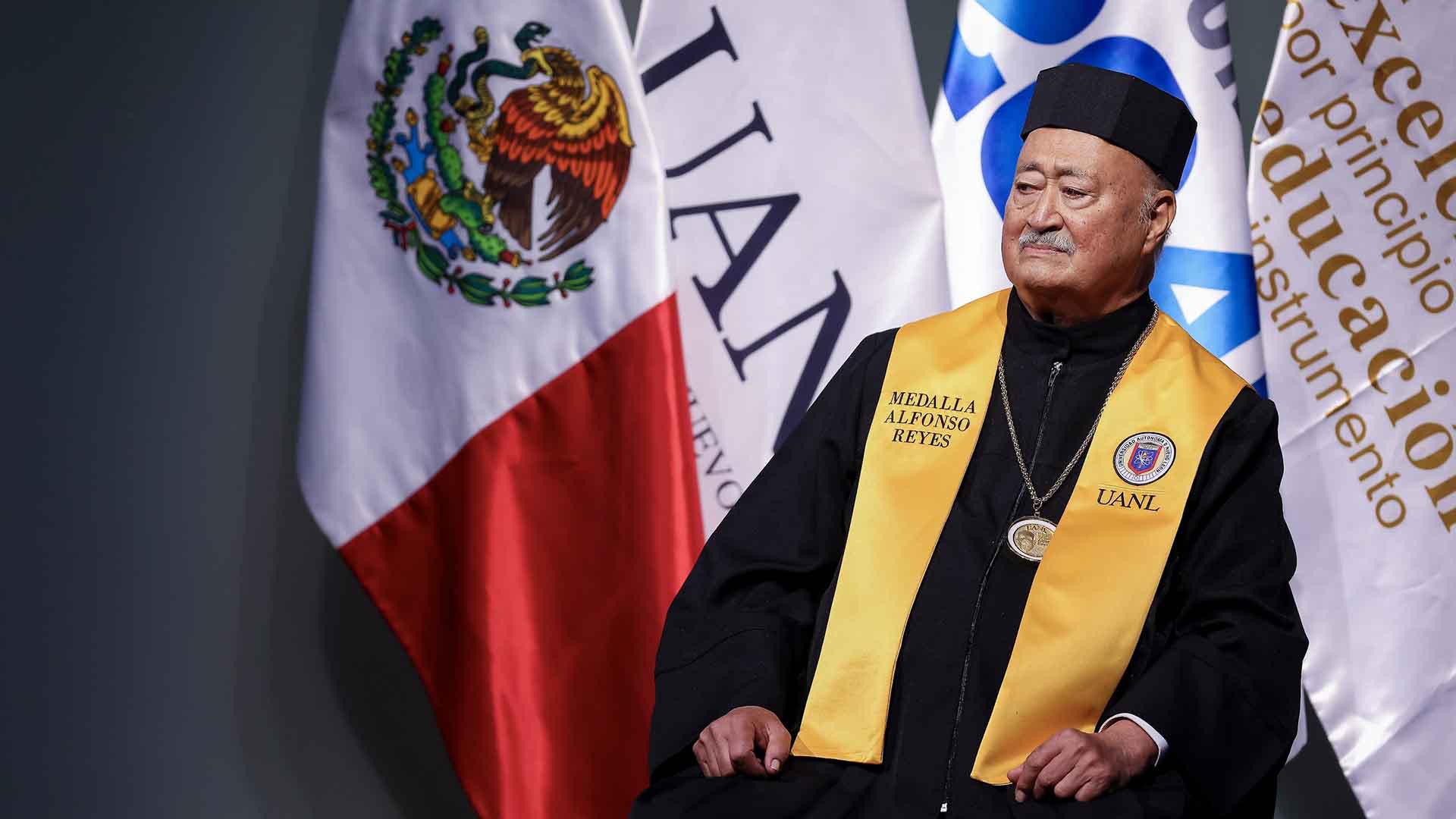 Recibe presidente de Fundación UANL la medalla Alfonso Reyes