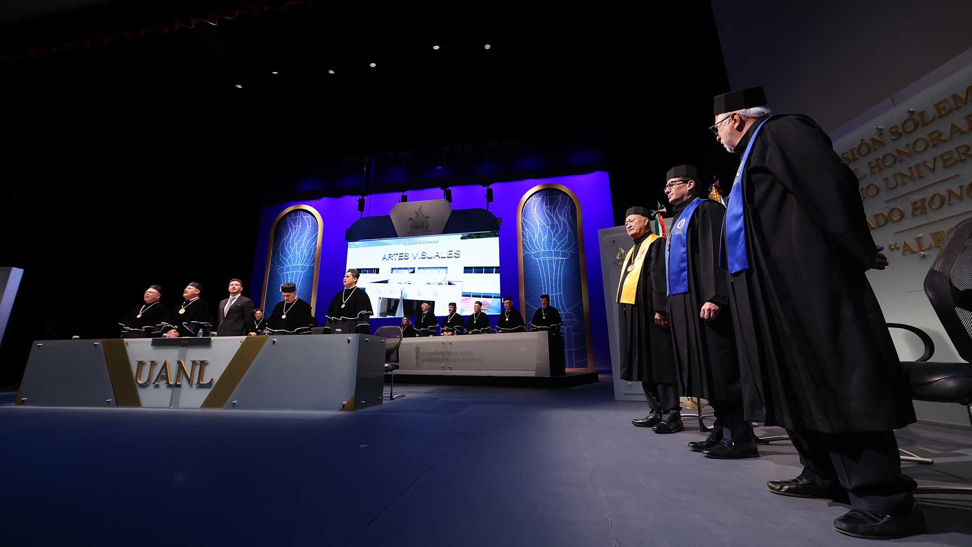 Recibe presidente de Fundación UANL la medalla Alfonso Reyes