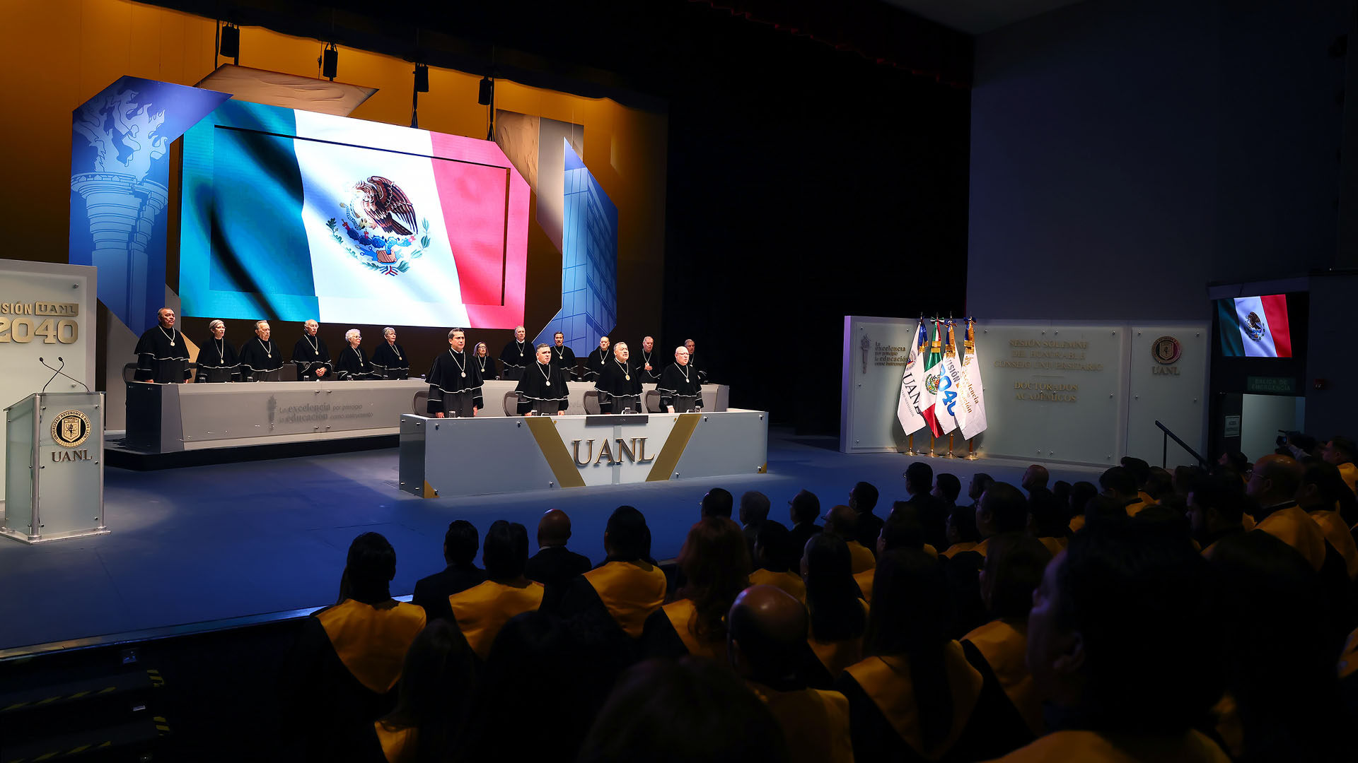 UANL reconoce la formación de 250 nuevos doctores