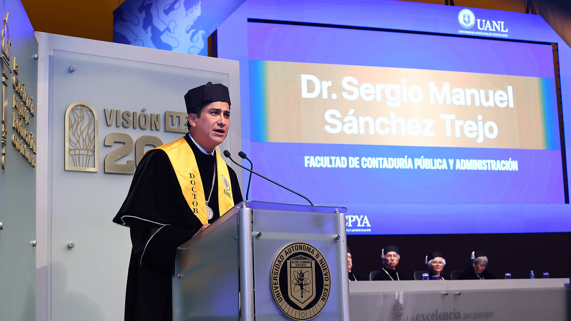 UANL reconoce la formación de 250 nuevos doctores