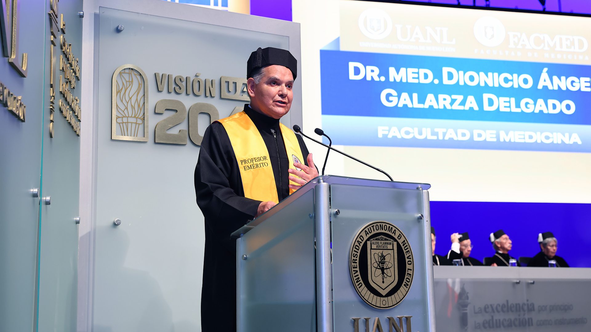 Reconoce Universidad trayectoria docente con nombramientos de profesor emérito