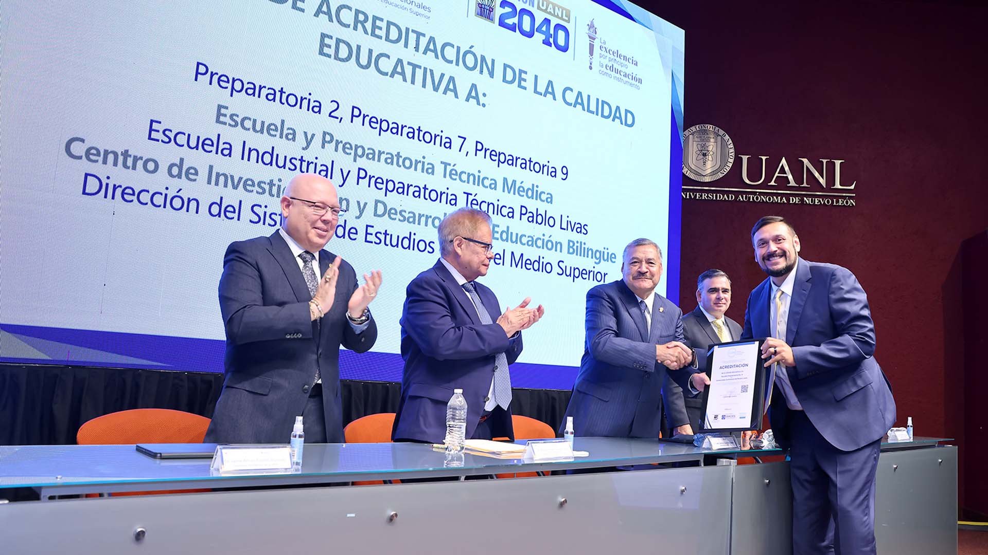 Avanza UANL en acreditación de calidad de sus preparatorias