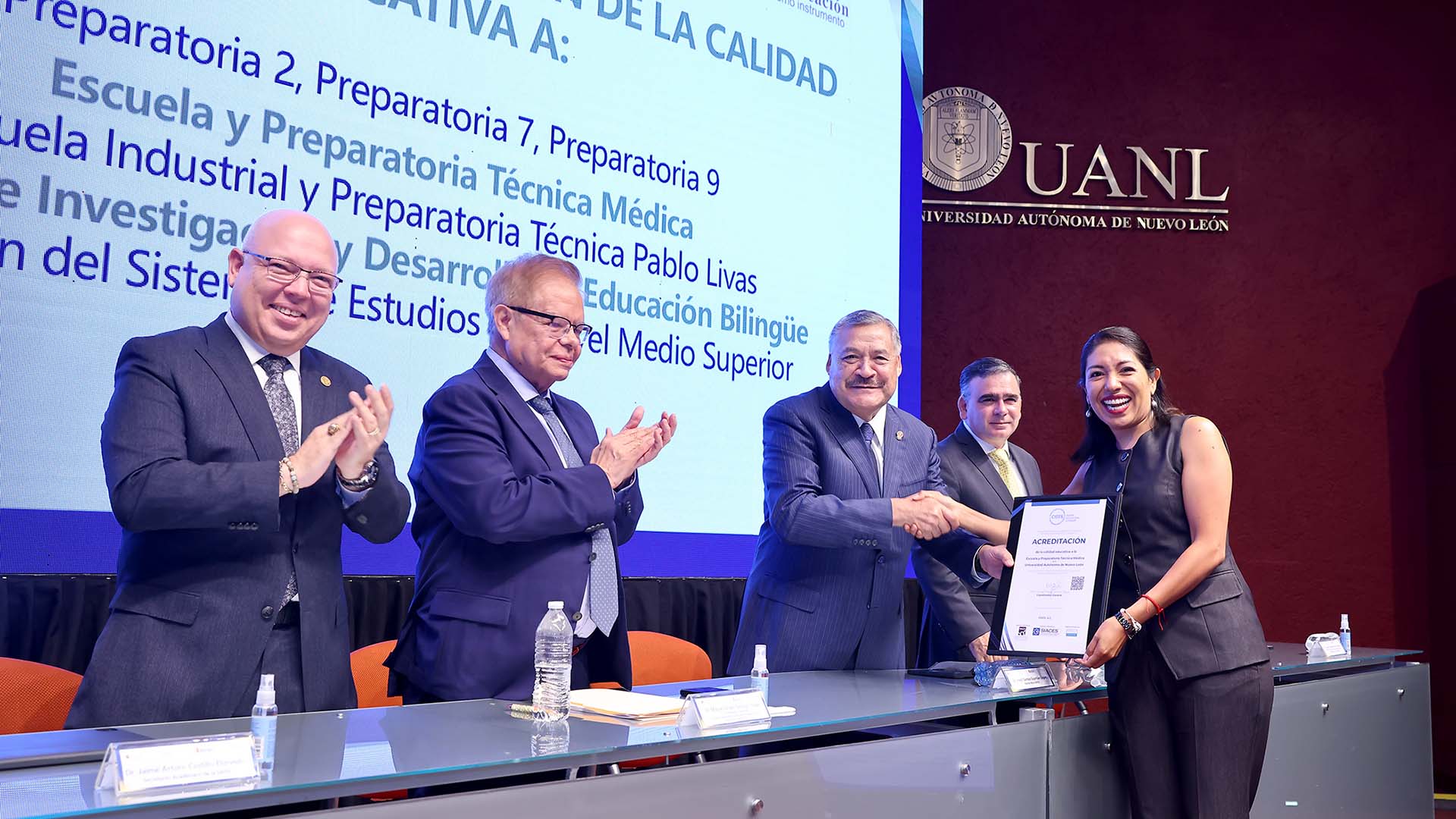 Avanza UANL en acreditación de calidad de sus preparatorias