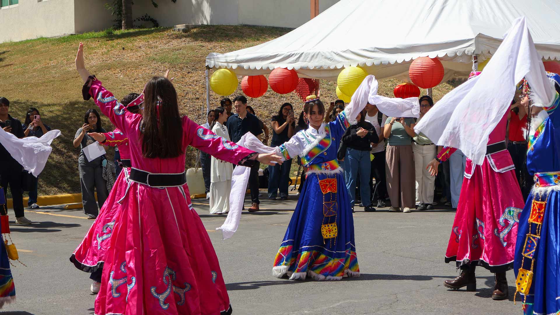 Celebran 20 años con encuentro de lenguas y culturas