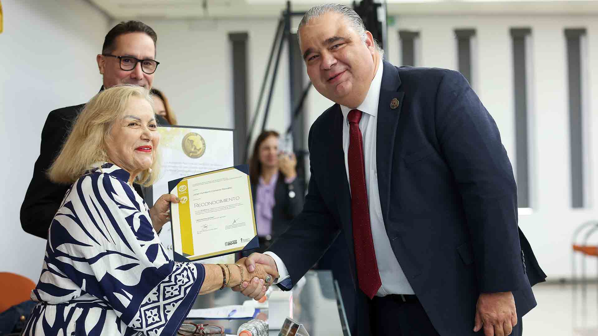 Reconocen a figuras nuevolenesas de la radio, televisión y locución