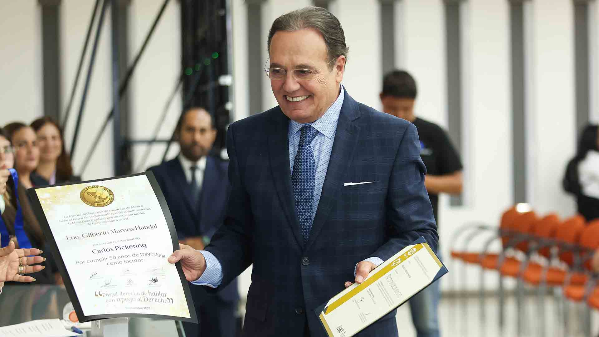 Reconocen a figuras nuevolenesas de la radio, televisión y locución