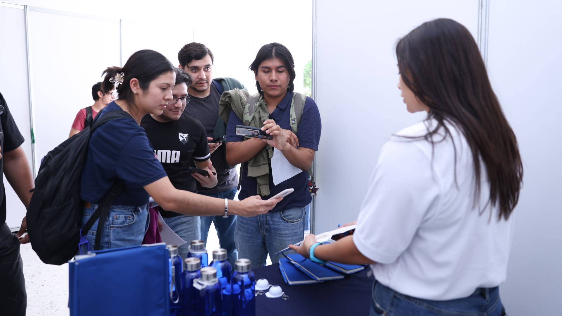 Vincula FCQ a sus estudiantes con opciones de prácticas y empleo