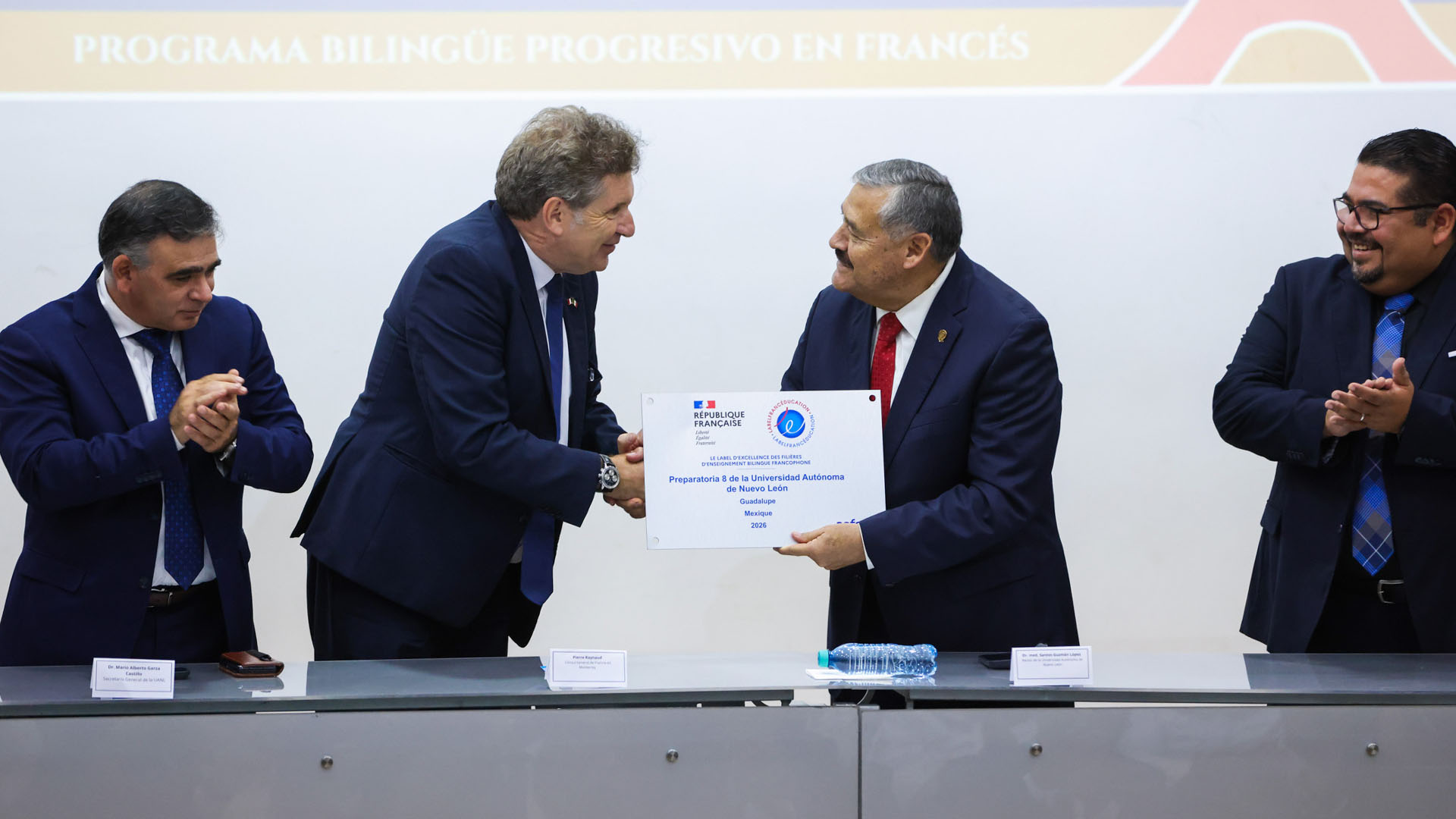 Reconocen enseñanza del francés de Preparatoria 8
