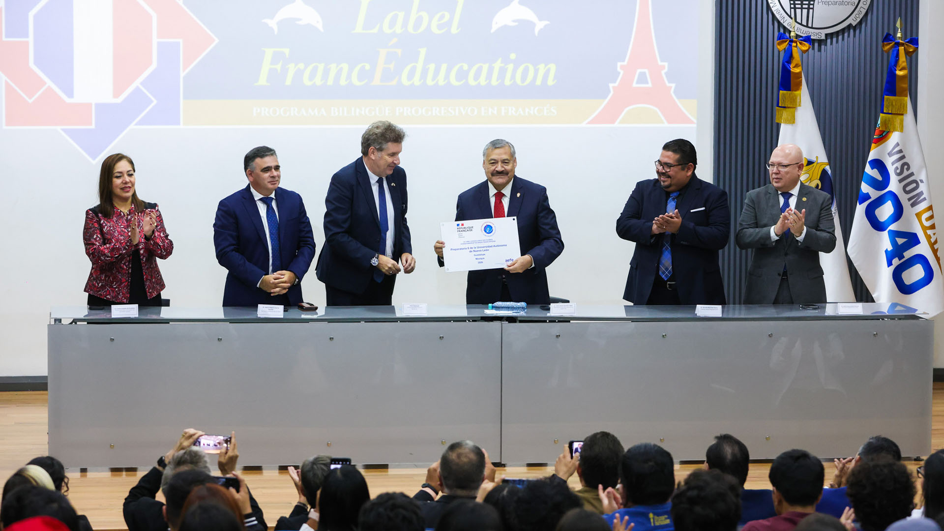 Reconocen enseñanza del francés de Preparatoria 8