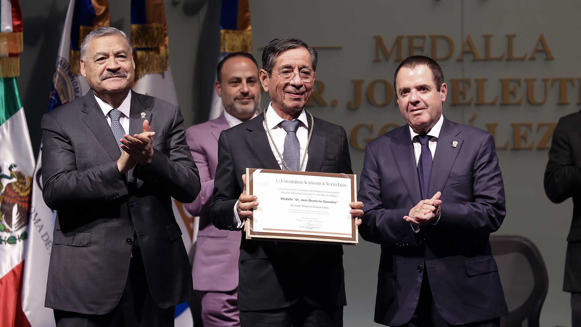 UANL reconoce excelencia médica con la Medalla Dr. José Eleuterio González
