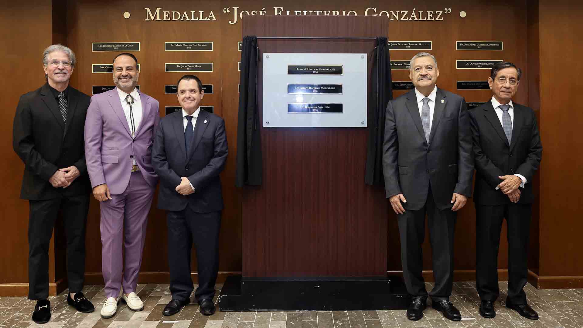 UANL reconoce excelencia médica con la Medalla Dr. José Eleuterio González