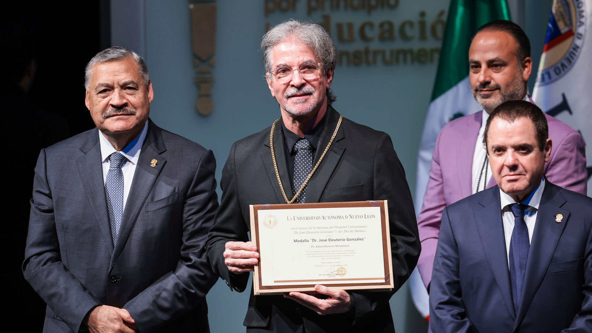 UANL reconoce excelencia médica con la Medalla Dr. José Eleuterio González