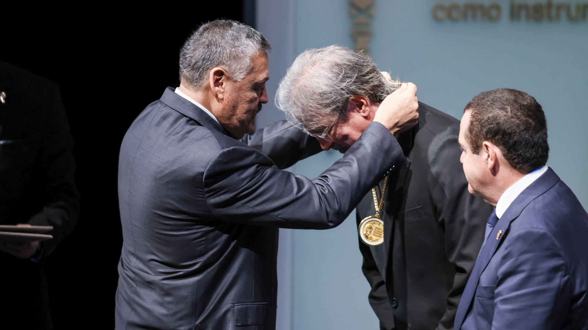 UANL reconoce excelencia médica con la Medalla Dr. José Eleuterio González