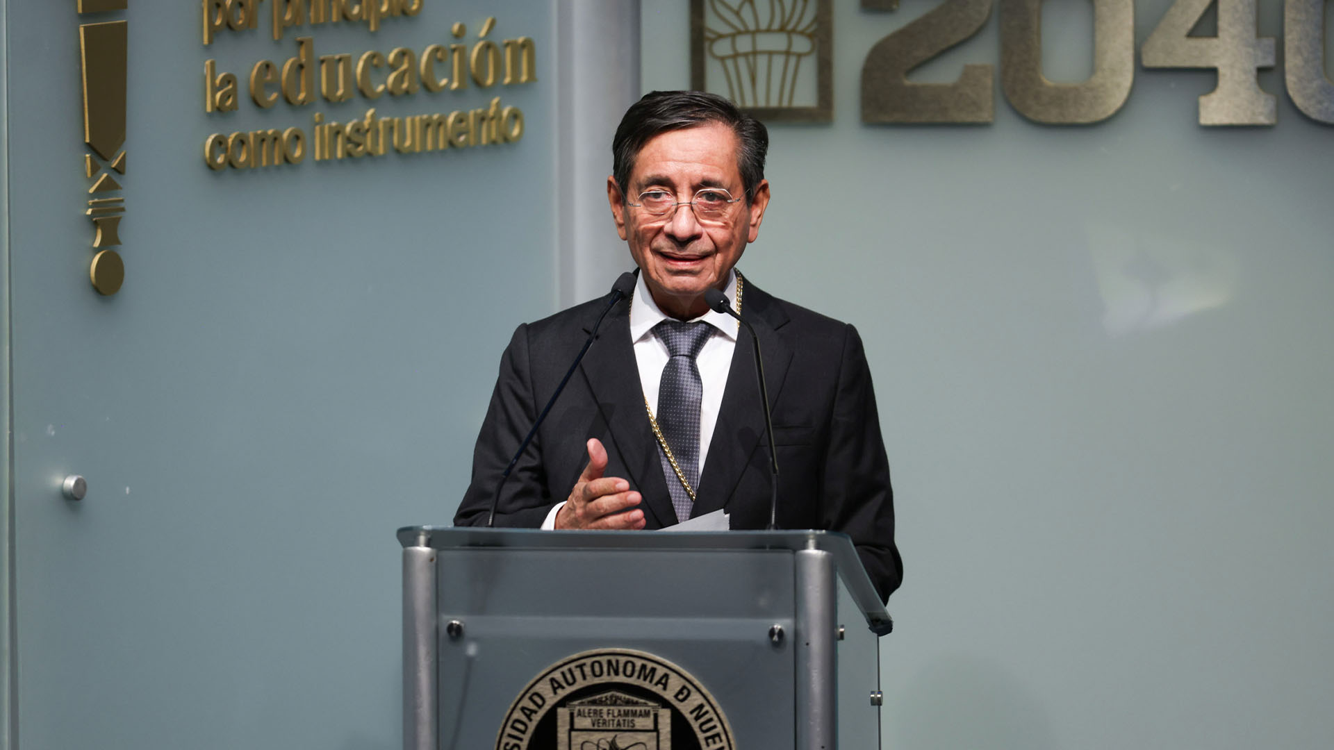 UANL reconoce excelencia médica con la Medalla Dr. José Eleuterio González