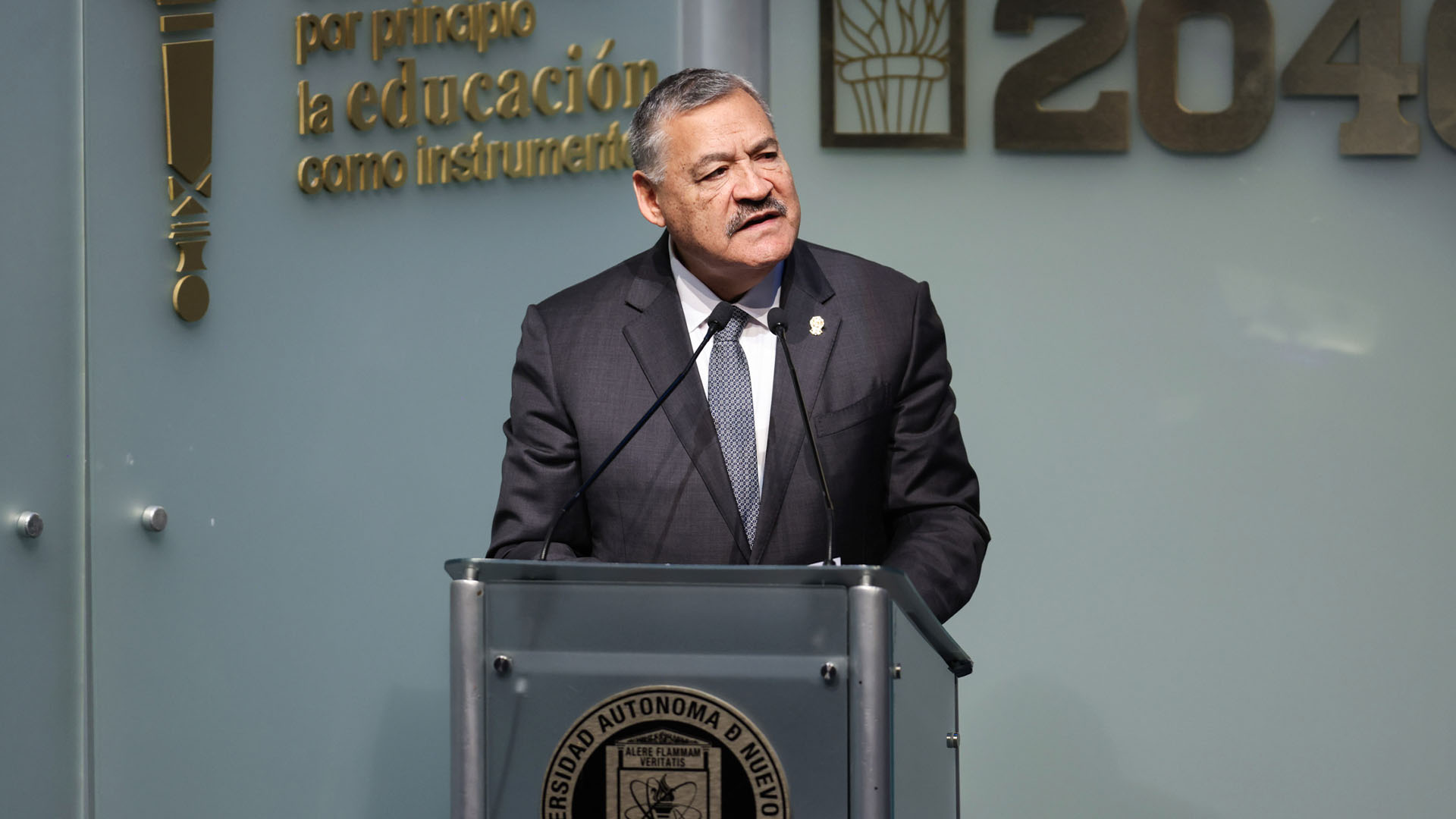 UANL reconoce excelencia médica con la Medalla Dr. José Eleuterio González