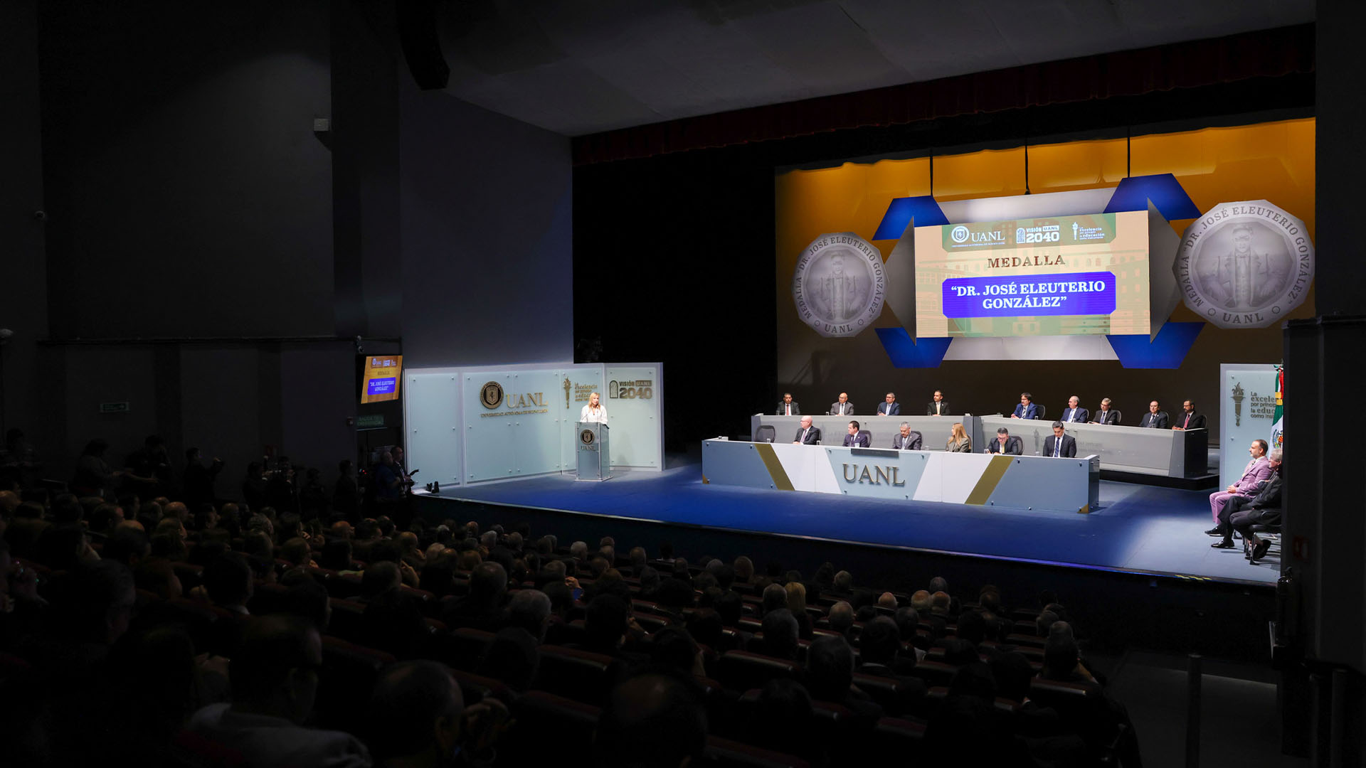 UANL reconoce excelencia médica con la Medalla Dr. José Eleuterio González