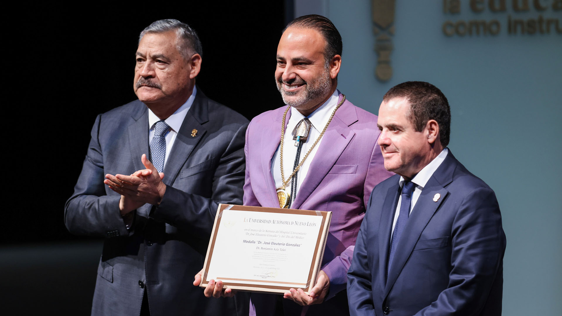 UANL reconoce excelencia médica con la Medalla Dr. José Eleuterio González