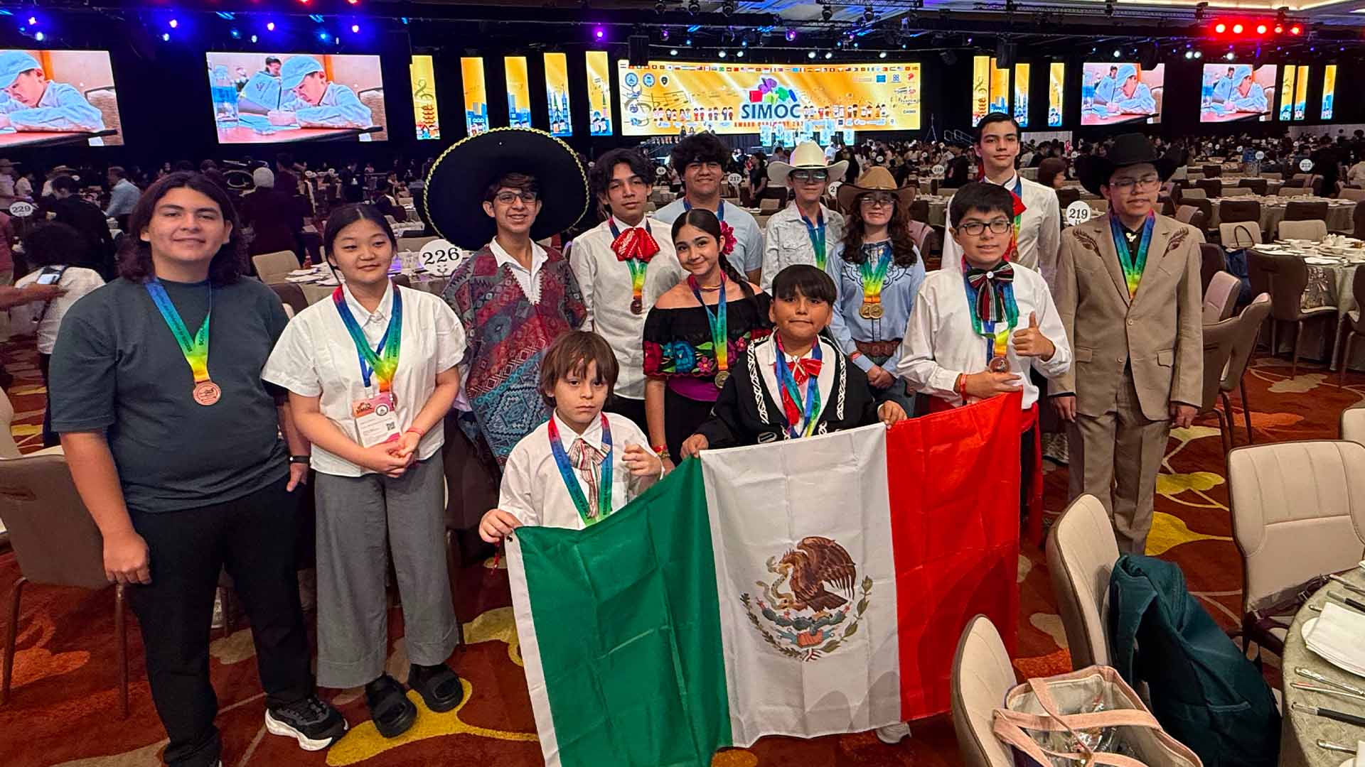 Logran oro en olimpiada de matemáticas realizada en Singapur